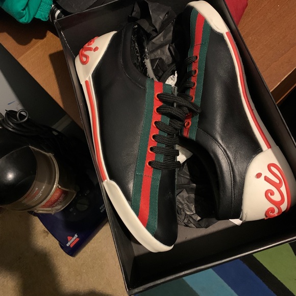 Hello , I am selling two wool coats, coach sneakers , TL boots& Gucci sneakers - Picture 7 of 11